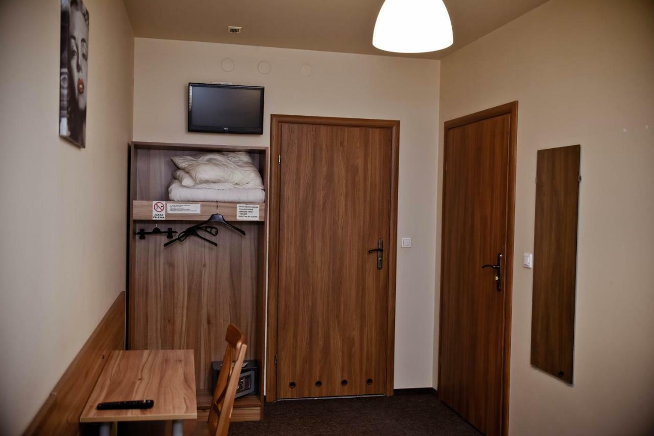 Kolumny 217- Tanie Noclegi Pracownicze, Parking Bezplatny วูดช์ ภายนอก รูปภาพ